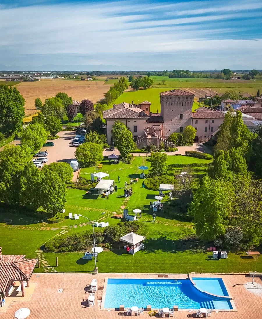 [Descrizione della foto, es. l'agriturismo visto dal giardino]