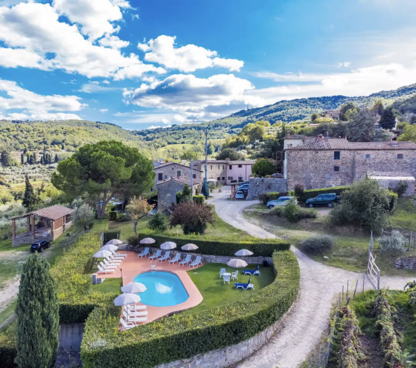 [Descrizione della foto, es. l'agriturismo visto dal giardino]