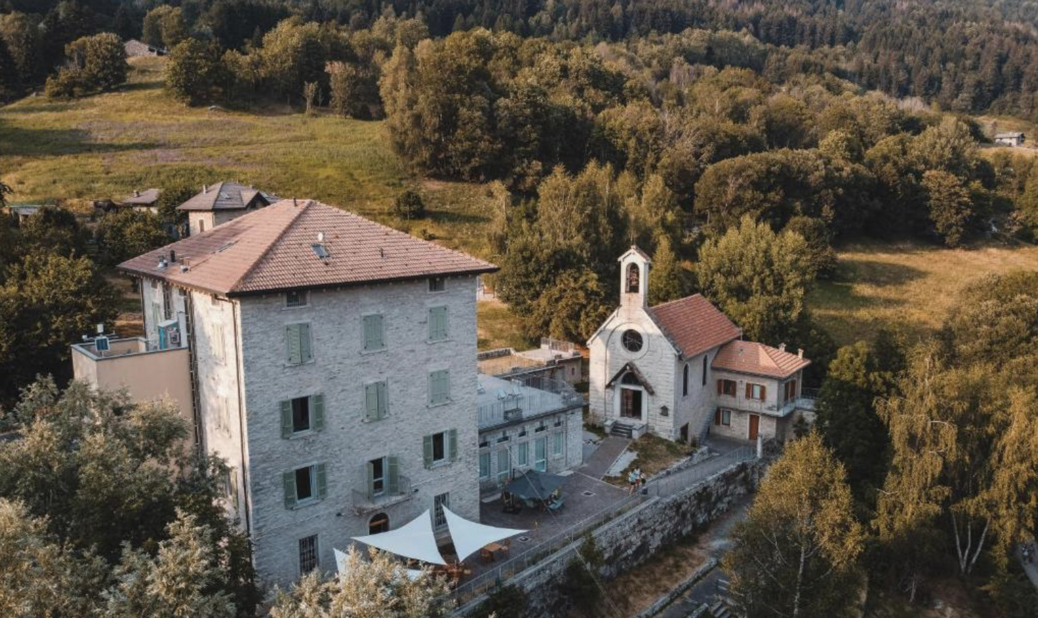 [Descrizione della foto, es. l'agriturismo visto dal giardino]
